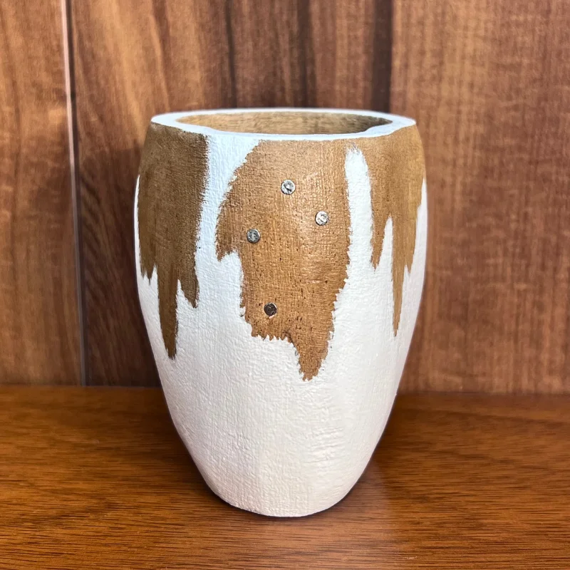 Mate ranchero artesanal color blanco con clavitos