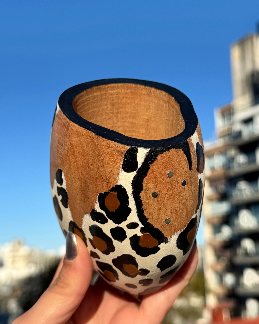 Mate ranchero artesanal color animal print con clavitos - Imagen 2