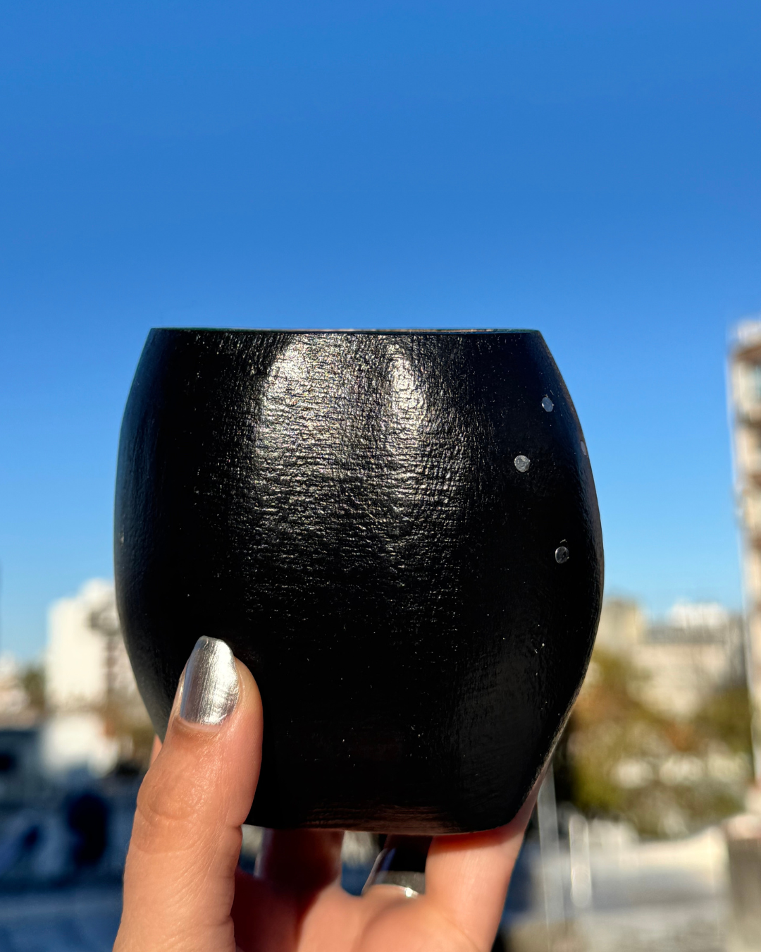 Mate ranchero artesanal color total black con clavitos - Imagen 2