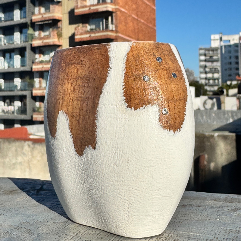 Mate ranchero artesanal color blanco con clavitos - Imagen 2