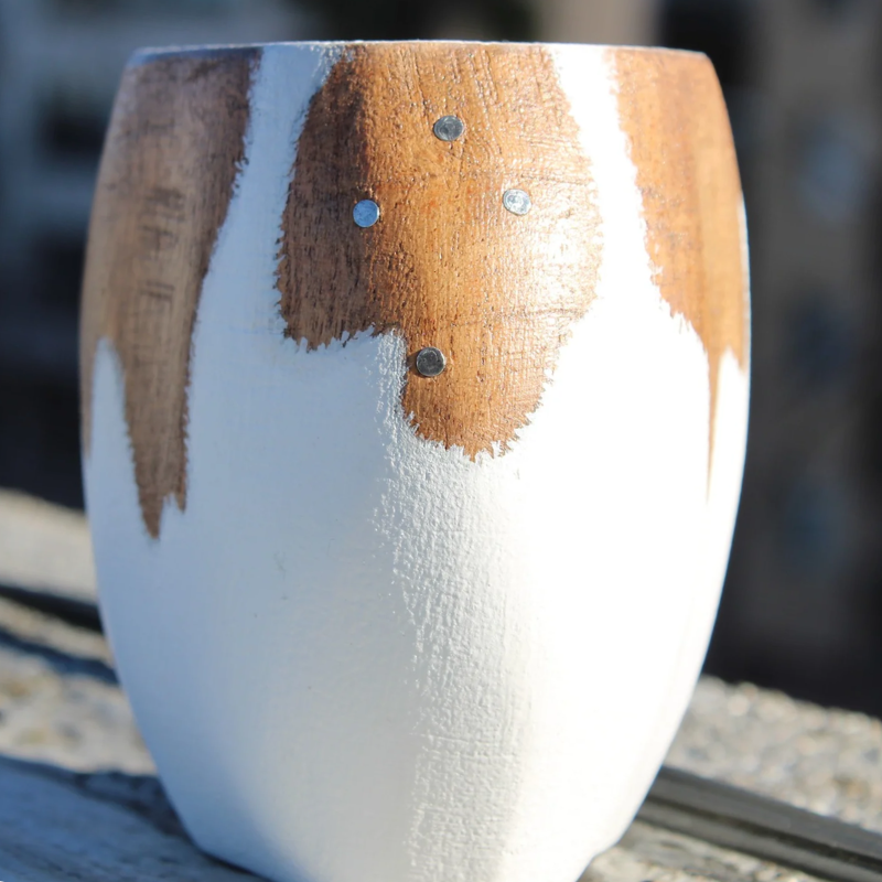 Mate ranchero artesanal color blanco con clavitos - Imagen 3